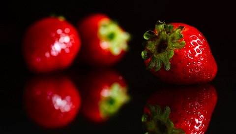 Обои отражение, красная, клубника, черный фон, ягоды, reflection, red, strawberry, black background, berries разрешение 2560x1600 Загрузить