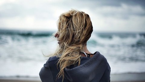 Обои девушка, фон, море, блондинка, волосы, ветер, girl, background, sea, blonde, hair, the wind разрешение 1920x1200 Загрузить