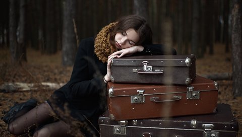 Обои девушка, настроение, сон, чемоданы, girl, mood, sleep, suitcases разрешение 2000x1429 Загрузить