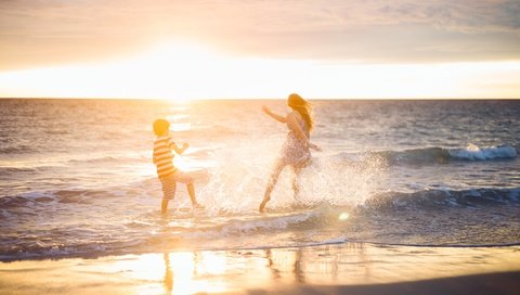 Обои закат, настроение, море, пляж, мальчик, женщина, sunset, mood, sea, beach, boy, woman разрешение 2927x1948 Загрузить