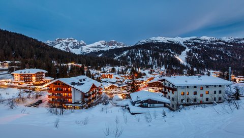 Обои вечер, альпы, горы, италиа, снег, alpi, мадонна-ди-кампильо, зима, город, дома, италия, здания, the evening, alps, mountains, italia, snow, madonna di campiglio, winter, the city, home, italy, building разрешение 2048x1366 Загрузить