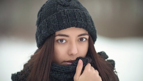 Обои глаза, зима, девушка, портрет, лицо, шапка, карие, шатенка, eyes, winter, girl, portrait, face, hat, brown, brown hair разрешение 2048x1365 Загрузить