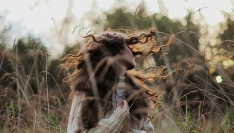 Обои природа, девушка, завитки, волосы, ветер, nature, girl, curls, hair, the wind разрешение 2880x1977 Загрузить