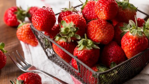 Обои красная, клубника, ягоды, корзинка, red, strawberry, berries, basket разрешение 2048x1365 Загрузить