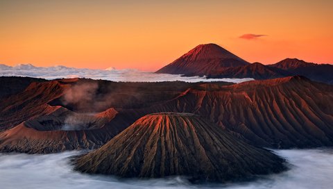 Обои небо, облака, горы, закат, туман, кратер, вулкан, the sky, clouds, mountains, sunset, fog, crater, the volcano разрешение 1920x1080 Загрузить