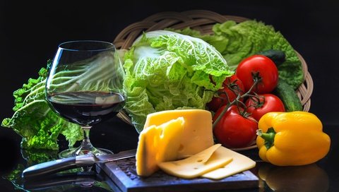 Обои бокал, сыр, вино, овощи, помидоры, перец, салат, огурец, glass, cheese, wine, vegetables, tomatoes, pepper, salad, cucumber разрешение 2400x1591 Загрузить