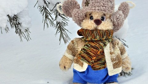 Обои снег, зима, игрушка, шапка, шарф, мягкая игрушка, snow, winter, toy, hat, scarf, soft toy разрешение 2400x1594 Загрузить