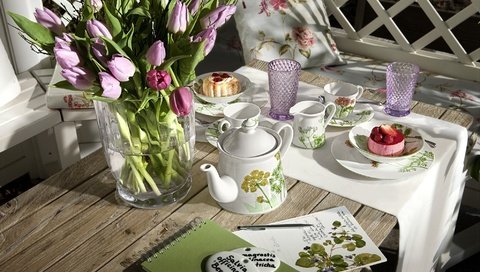 Обои тюльпаны, ваза, чай, завтрак, посуда, чашки, пирожное, кексы, tulips, vase, tea, breakfast, dishes, cup, cake, cupcakes разрешение 1984x1270 Загрузить