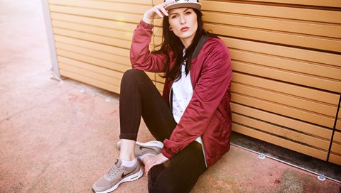 Обои фон, модель, джинсы, лицо, кепка, куртка, кроссовки, kiki, background, model, jeans, face, cap, jacket, sneakers разрешение 2048x1365 Загрузить