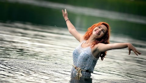 Обои вода, девушка, платье, улыбка, рыжеволосая, руки вверх, water, girl, dress, smile, redhead, hands up разрешение 1920x1080 Загрузить