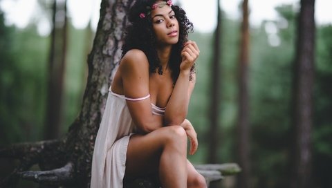 Обои дерево, девушка, брюнетка, кудри, ножки, венок, вз, tree, girl, brunette, curls, legs, wreath, ot разрешение 2048x1365 Загрузить