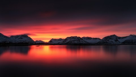 Обои небо, облака, озеро, горы, снег, зарево, the sky, clouds, lake, mountains, snow, glow разрешение 2048x1152 Загрузить