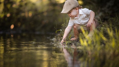 Обои трава, кепка, вода, adrian c. murray, природа, ручей, дети, ребенок, мальчик, малыш, grass, cap, water, nature, stream, children, child, boy, baby разрешение 2048x1365 Загрузить