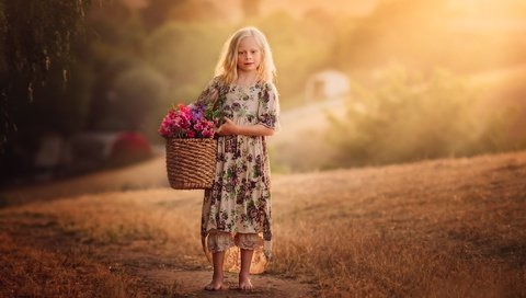 Обои цветы, дети, девочка, волосы, лицо, корзина, edie layland, flowers, children, girl, hair, face, basket разрешение 2048x1466 Загрузить