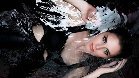 Обои девушка, портрет, взгляд, модель, лицо, в воде, girl, portrait, look, model, face, in the water разрешение 1920x1281 Загрузить