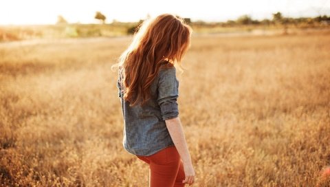 Обои трава, девушка, настроение, поле, рыжая, джинсы, рубашка, danielle, grass, girl, mood, field, red, jeans, shirt разрешение 1920x1200 Загрузить