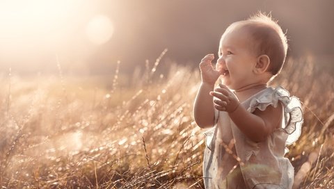 Обои свет, трава, природа, дети, радость, ребенок, малыш, рубашка, light, grass, nature, children, joy, child, baby, shirt разрешение 2000x1333 Загрузить