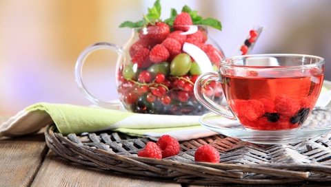 Обои виноград, напиток, малина, ягоды, чашка, чай, смородина, grapes, drink, raspberry, berries, cup, tea, currants разрешение 1920x1280 Загрузить