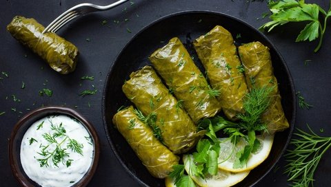 Обои зелень, лимон, сметана, голубцы, долма, greens, lemon, sour cream, cabbage rolls, dolma разрешение 2880x1920 Загрузить