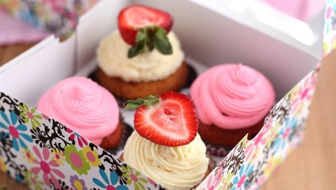 Обои клубника, ягоды, сладкое, десерт, кексы, крем, капкейки, strawberry, berries, sweet, dessert, cupcakes, cream разрешение 2560x1600 Загрузить