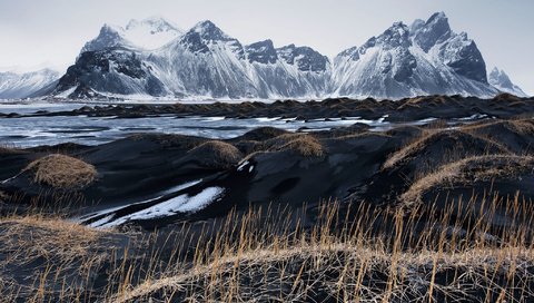 Обои небо, трава, горы, песок, исландия, vestrahorn, чёрный песок, чёрный лавовый песок, the sky, grass, mountains, sand, iceland, black sand, black lava sand разрешение 2048x1367 Загрузить