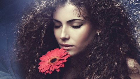 Обои девушка, цветок, волосы, розовый, лицо, кудрявая, girl, flower, hair, pink, face, curly разрешение 2560x1600 Загрузить