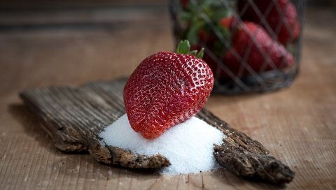 Обои фон, доска, клубника, стол, ягоды, сахар, корзинка, background, board, strawberry, table, berries, sugar, basket разрешение 3000x1687 Загрузить