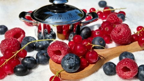 Обои малина, ягоды, черника, красная смородина, ложка, голубика, raspberry, berries, blueberries, red currant, spoon разрешение 4896x3184 Загрузить