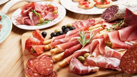 Обои доска, мясо, колбаса, оливки, маслины, бекон, нарезка, board, meat, sausage, olives, bacon, cutting разрешение 5616x3744 Загрузить