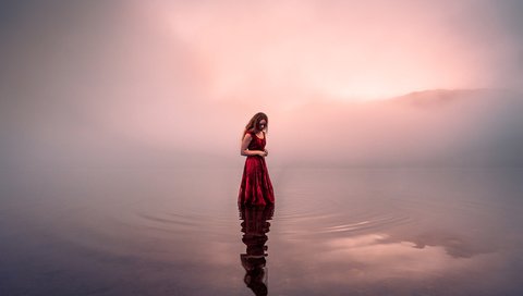 Обои свет, lizzy gadd, вода, озеро, волны, девушка, утро, туман, красное платье, light, water, lake, wave, girl, morning, fog, red dress разрешение 2048x1368 Загрузить