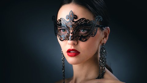 Обои стиль, помада, девушка, сёрьги, маска, карнавал, брюнетка, кружевная маска, взгляд, модель, губы, лицо, style, lipstick, girl, earrings, mask, carnival, brunette, look, model, lips, face разрешение 1920x1281 Загрузить