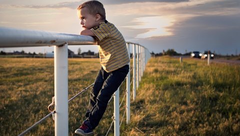 Обои дорога, забор, дети, ребенок, мальчик, ограда, road, the fence, children, child, boy, fence разрешение 2048x1489 Загрузить