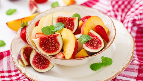 Обои яблоки, клубника, 3, инжир, фруктовый салат, apples, strawberry, figs, fruit salad разрешение 5475x4000 Загрузить