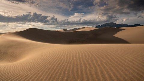 Обои небо, облака, природа, песок, горизонт, пустыня, дюны, the sky, clouds, nature, sand, horizon, desert, dunes разрешение 3840x2160 Загрузить