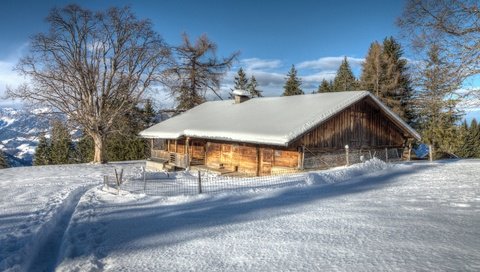 Обои крыша, небо, облака, деревья, снег, лес, зима, забор, дом, roof, the sky, clouds, trees, snow, forest, winter, the fence, house разрешение 3840x2160 Загрузить