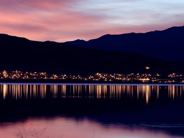 Обои огни, вечер, горы, закат, пейзаж, горизонт, водоем, lights, the evening, mountains, sunset, landscape, horizon, pond разрешение 1920x1080 Загрузить