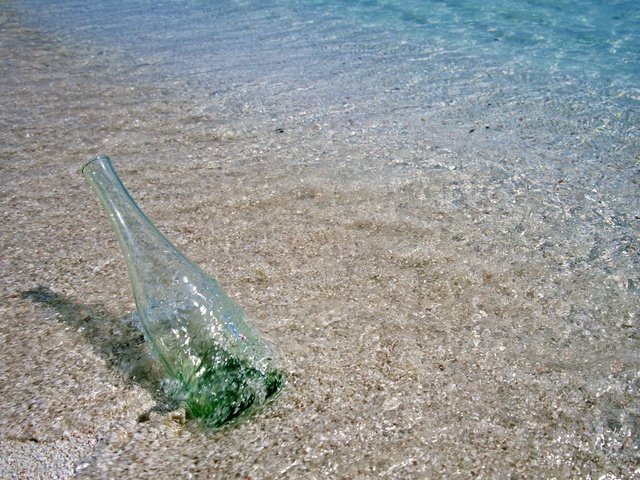 Обои берег, песок, джин, волна, прибой, послание, бутылка, shore, sand, gin, wave, surf, message, bottle разрешение 1920x1200 Загрузить