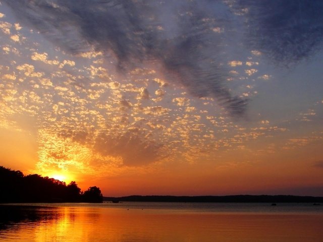 Обои небо, облака, вечер, озеро, закат, горизонт, the sky, clouds, the evening, lake, sunset, horizon разрешение 1920x1080 Загрузить