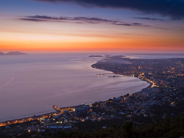 Обои вечер, закат, город, побережье, океан, небосклон, the evening, sunset, the city, coast, the ocean, the sky разрешение 2560x1600 Загрузить