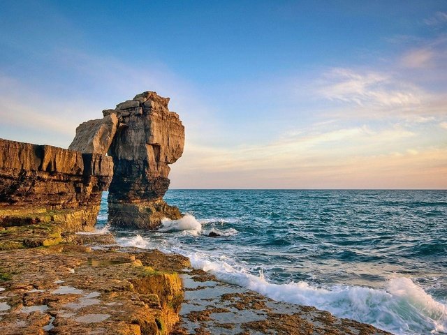 Обои небо, вода, скалы, природа, пейзаж, море, обрыв, the sky, water, rocks, nature, landscape, sea, open разрешение 1920x1200 Загрузить