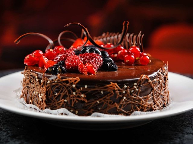 Обои малина, смородина, ягоды, пирожное, черника, шоколад, сладкое, тарелка, торт, десерт, raspberry, currants, berries, blueberries, chocolate, sweet, plate, cake, dessert разрешение 1920x1200 Загрузить