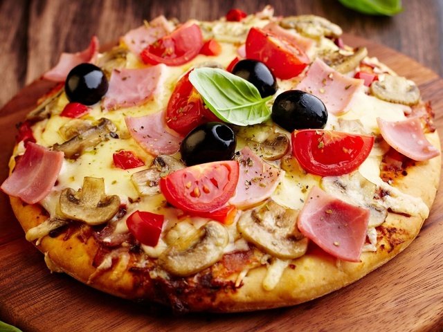 Обои сыр, помидоры, оливки, пицца, ветчина, шампиньоны, cheese, tomatoes, olives, pizza, ham, mushrooms разрешение 1920x1466 Загрузить