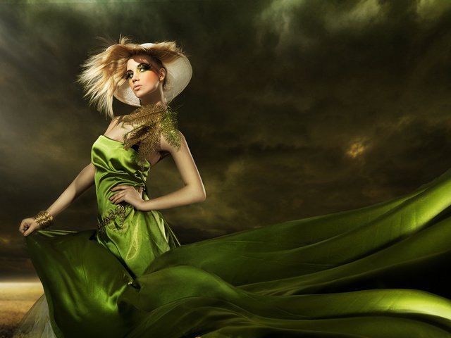 Обои ушанка, перышки, fashionable girl, elegant hairstyle, зеленое платье, грим, hat, feathers, green dress, makeup разрешение 2560x1600 Загрузить