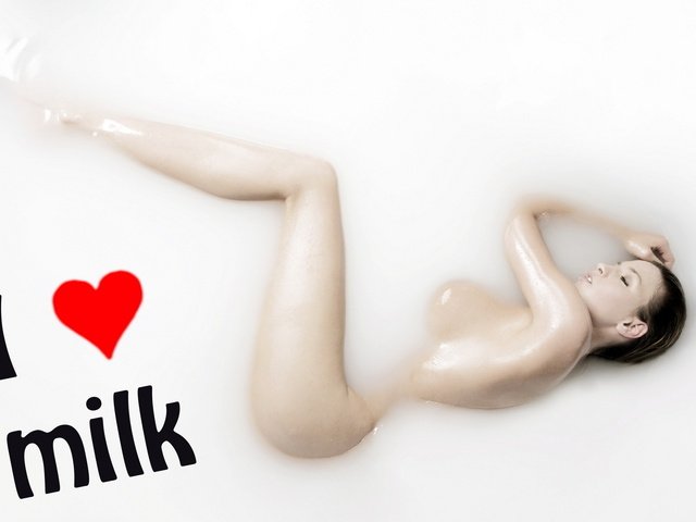 Обои девушка, молоко, любит его, girl, milk, loves it разрешение 1920x1200 Загрузить