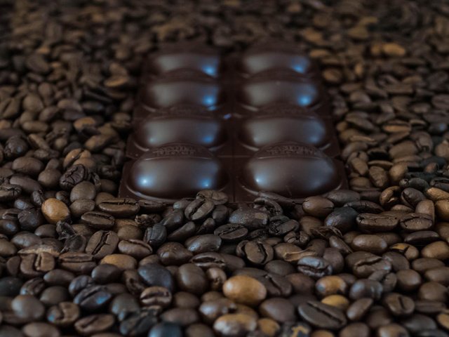 Обои шоколад, кофейные зерна, chocolate, coffee beans разрешение 2142x1090 Загрузить