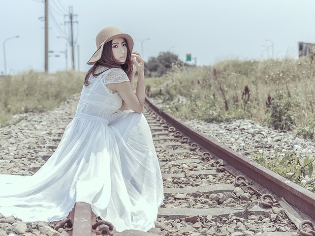 Обои рельсы, девушка, азиатка, rails, girl, asian разрешение 2000x1333 Загрузить