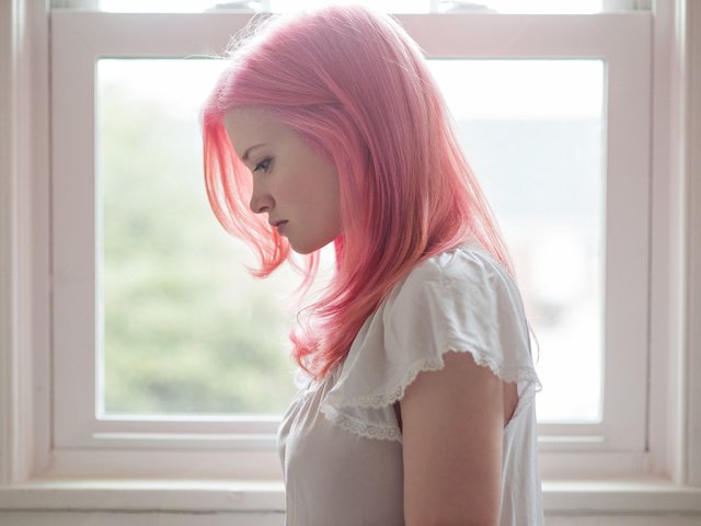 Обои девушка, профиль, розовые волосы, girl, profile, pink hair разрешение 2048x1546 Загрузить