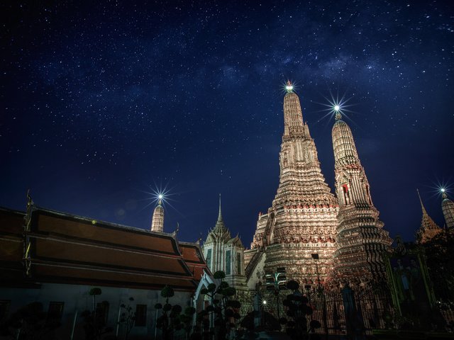 Обои небо, храм, звезды, таиланд, бангкок, арун храм, the sky, temple, stars, thailand, bangkok, arun temple разрешение 2048x1383 Загрузить