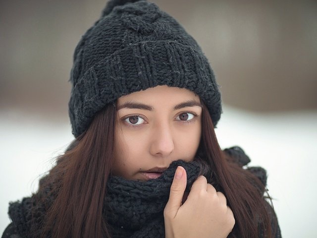 Обои глаза, зима, девушка, портрет, лицо, шапка, карие, шатенка, eyes, winter, girl, portrait, face, hat, brown, brown hair разрешение 2048x1365 Загрузить