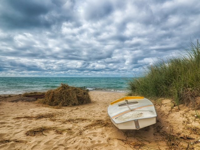 Обои небо, облака, море, песок, пляж, лодка, океан, катер, океана, ocean, the sky, clouds, sea, sand, beach, boat, the ocean разрешение 2880x1905 Загрузить